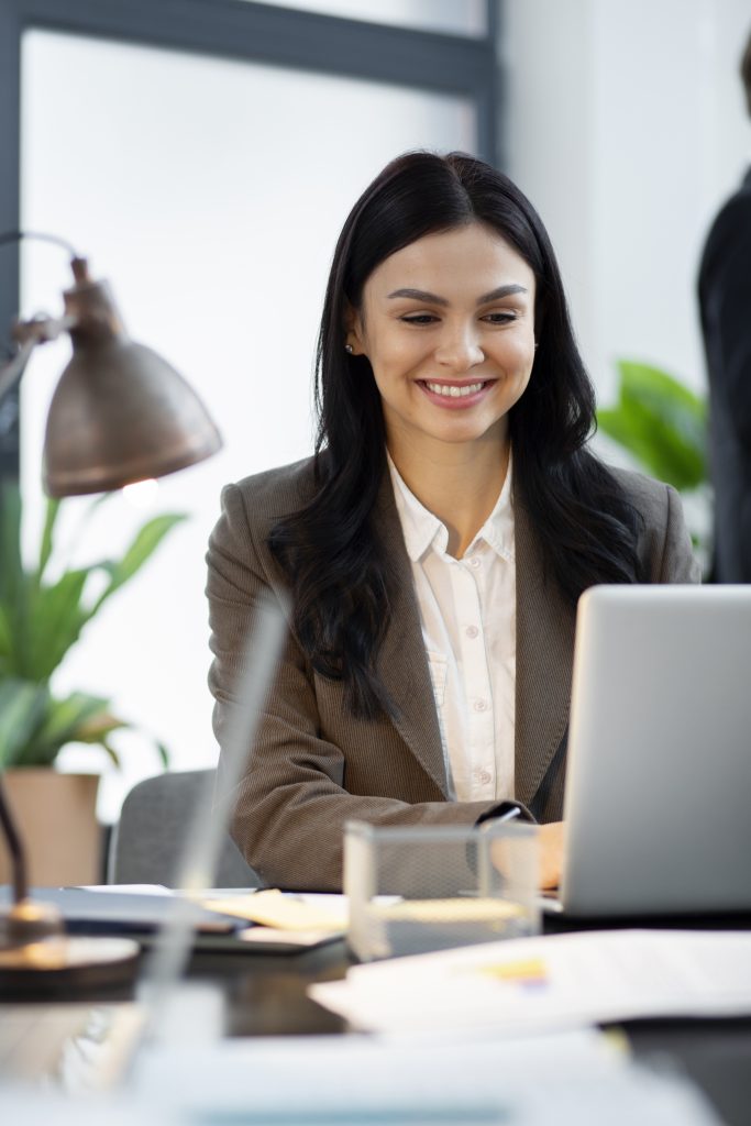 close up smiley woman working laptop 10 Tendências de Recrutamento e Seleção para 2024!