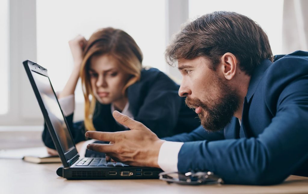 homem e mulher cansados no trabalho colegas de trabalho profissionais de laptop. Foto de alta qualidade