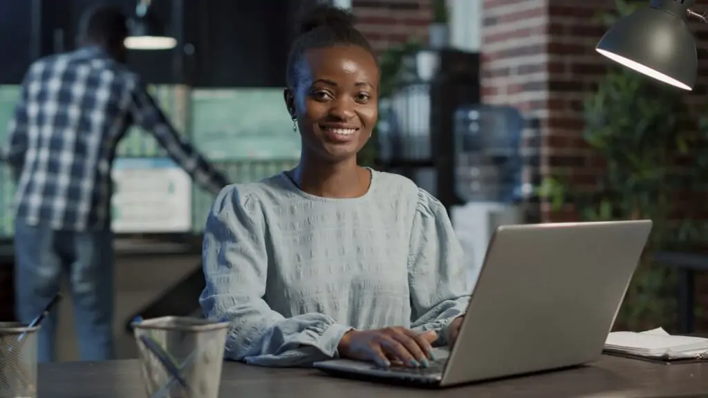 portrait of sales assistant working on laptop to c 2023 11 27 05 08 10 utc 1 Banco de Horas: Como Funciona e Quais as Regras?